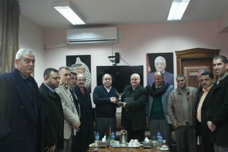 محافظ جنين اللواء إبراهيم رمضان يطلع وفد الصندوق العربي للإنماء على الوضع في محافظة جنين